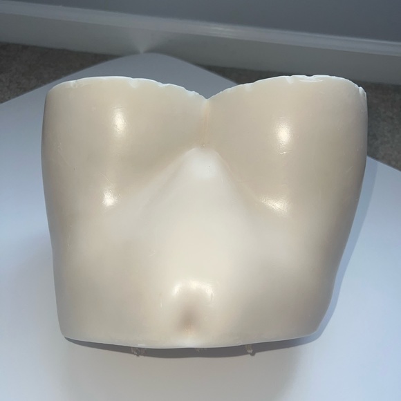 CAIYU CANDLE Le Derrière Candle in White - Picture 9 of 11